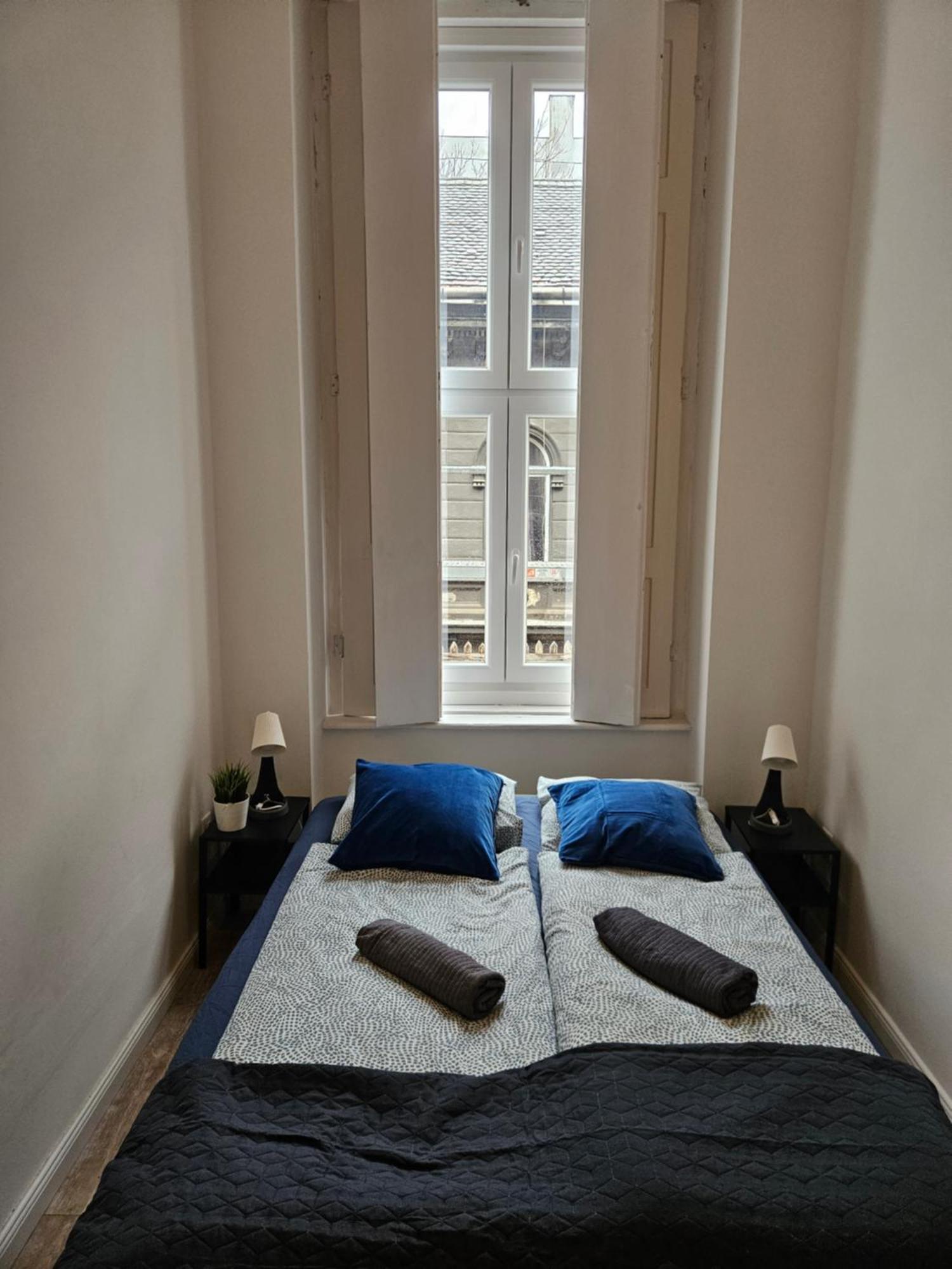 Hostal Near To Bohem Center